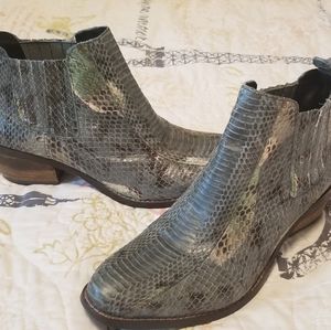 Sold Vince Camuto leather snakeskin